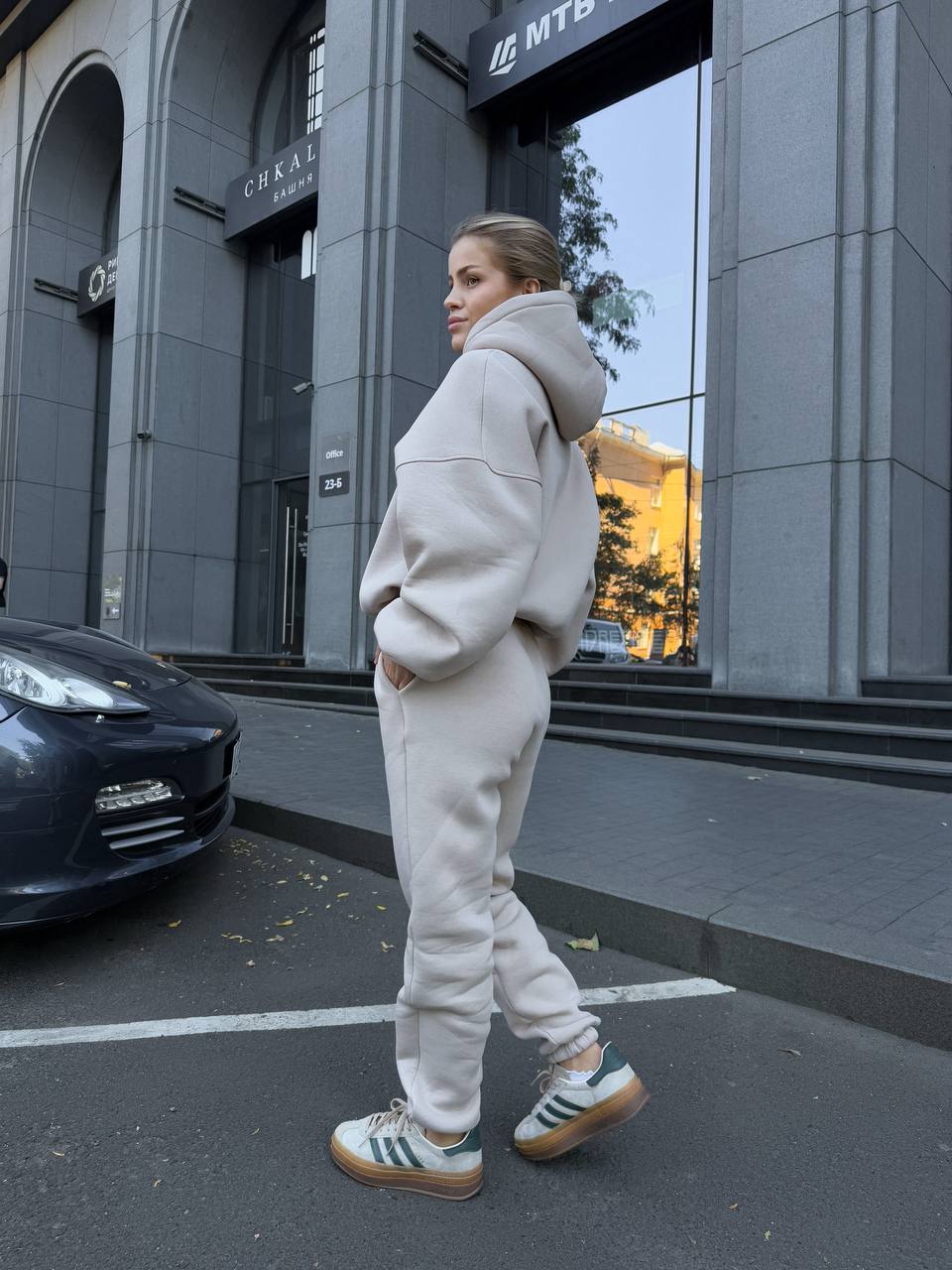 Женский теплый костюм с капюшоном бежевого цвета 34514