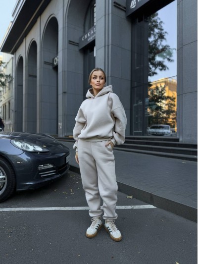 Жіночий теплий костюм з капюшоном бежевого кольору 34514