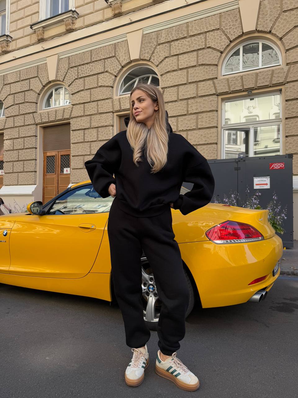 Женский теплый костюм с капюшоном черного цвета 34518