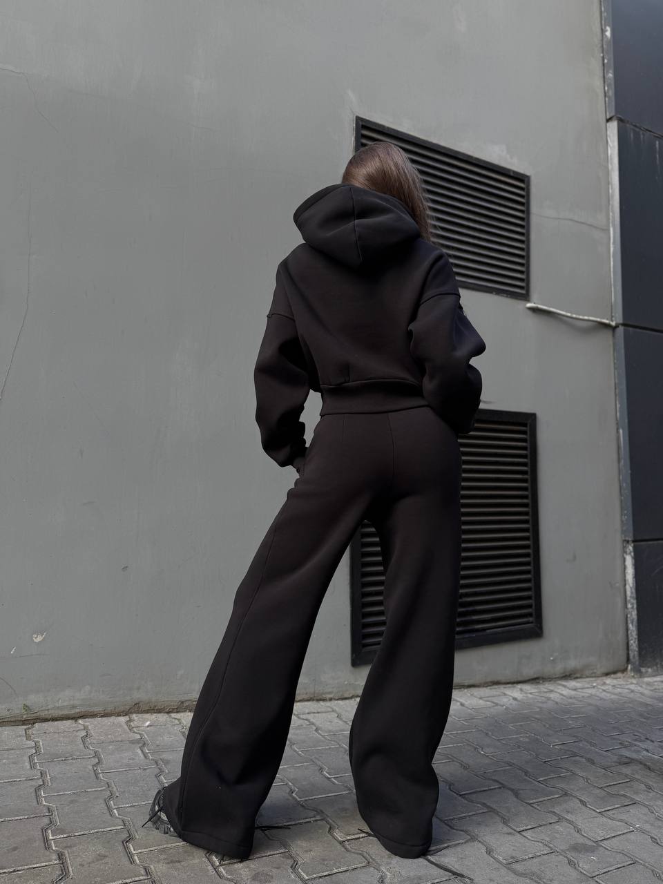 Жіночий теплий костюм з капюшоном чорного кольору 35155