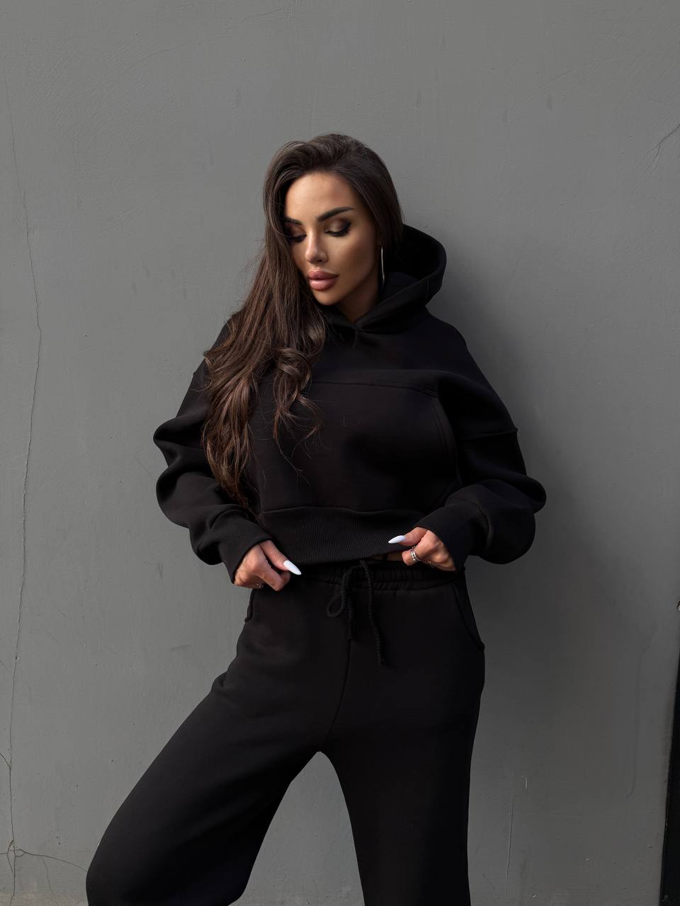 Жіночий теплий костюм з капюшоном чорного кольору 35155