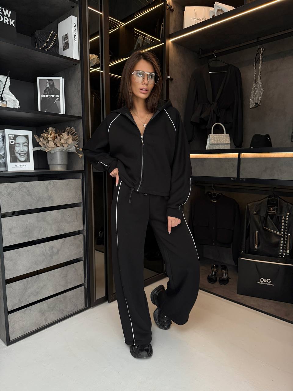 Жіночий теплий костюм з капюшоном чорного кольору 35273