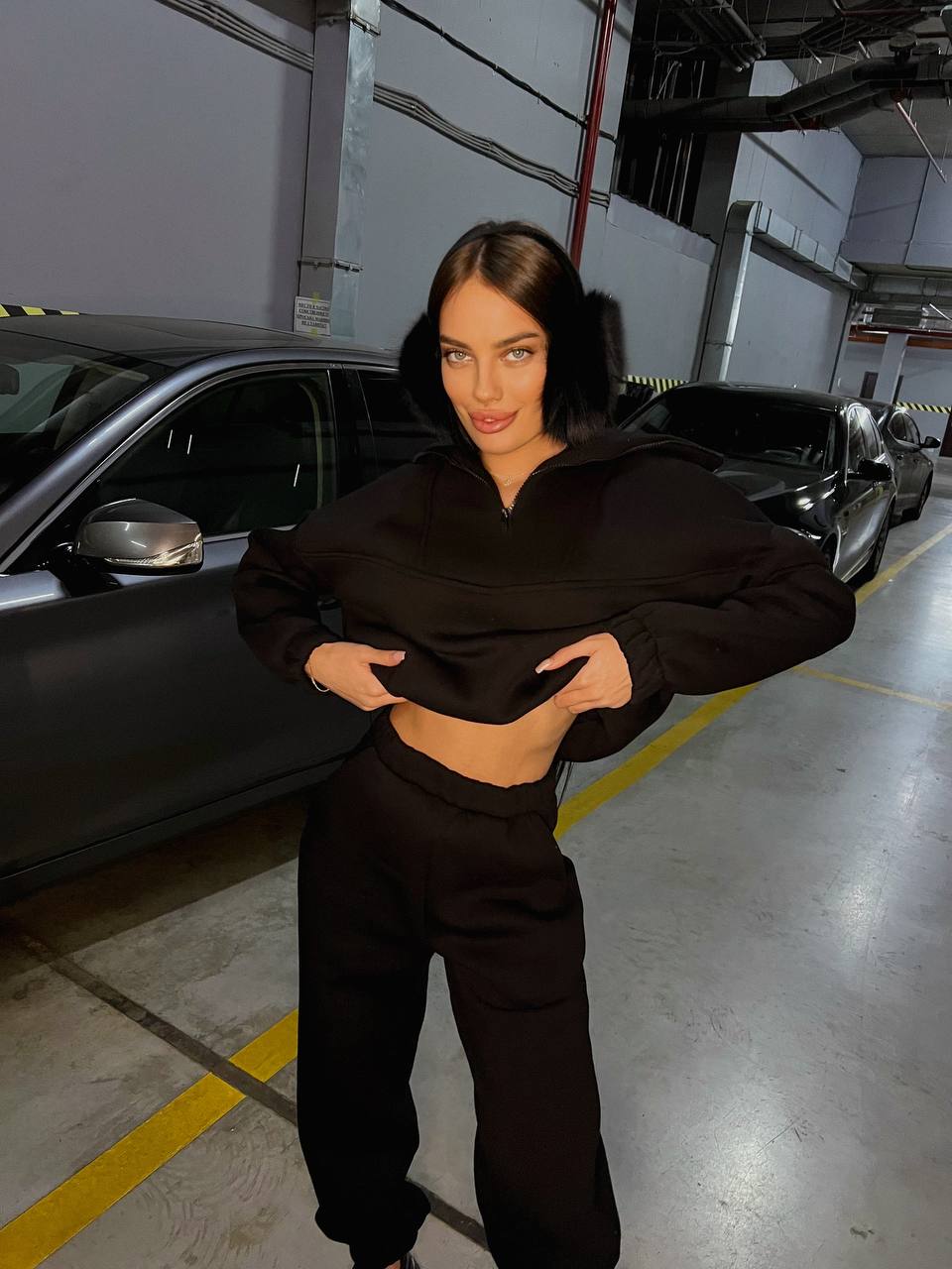 Жіночий теплий костюм з капюшоном чорного кольору 35439