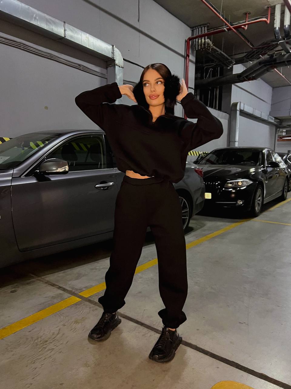 Жіночий теплий костюм з капюшоном чорного кольору 35439