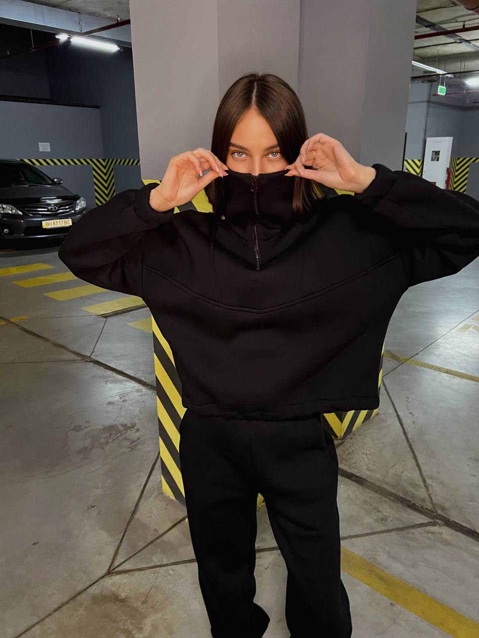 Жіночий теплий костюм з капюшоном чорного кольору 35439