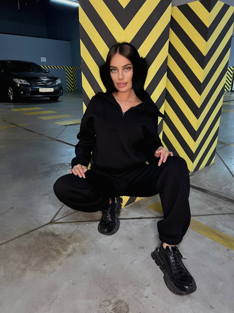 Жіночий теплий костюм з капюшоном чорного кольору 35439