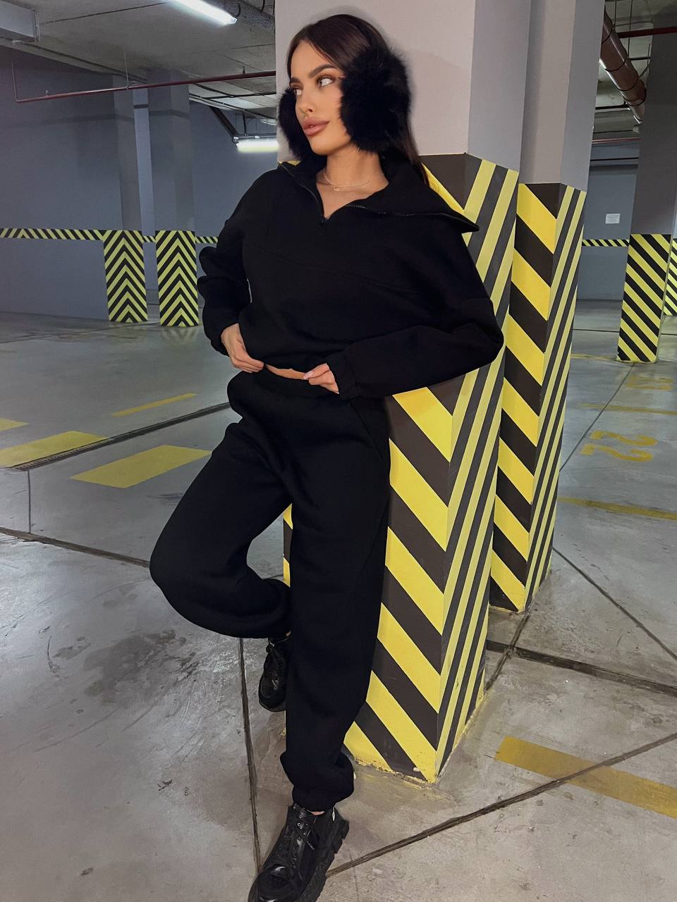 Жіночий теплий костюм з капюшоном чорного кольору 35439