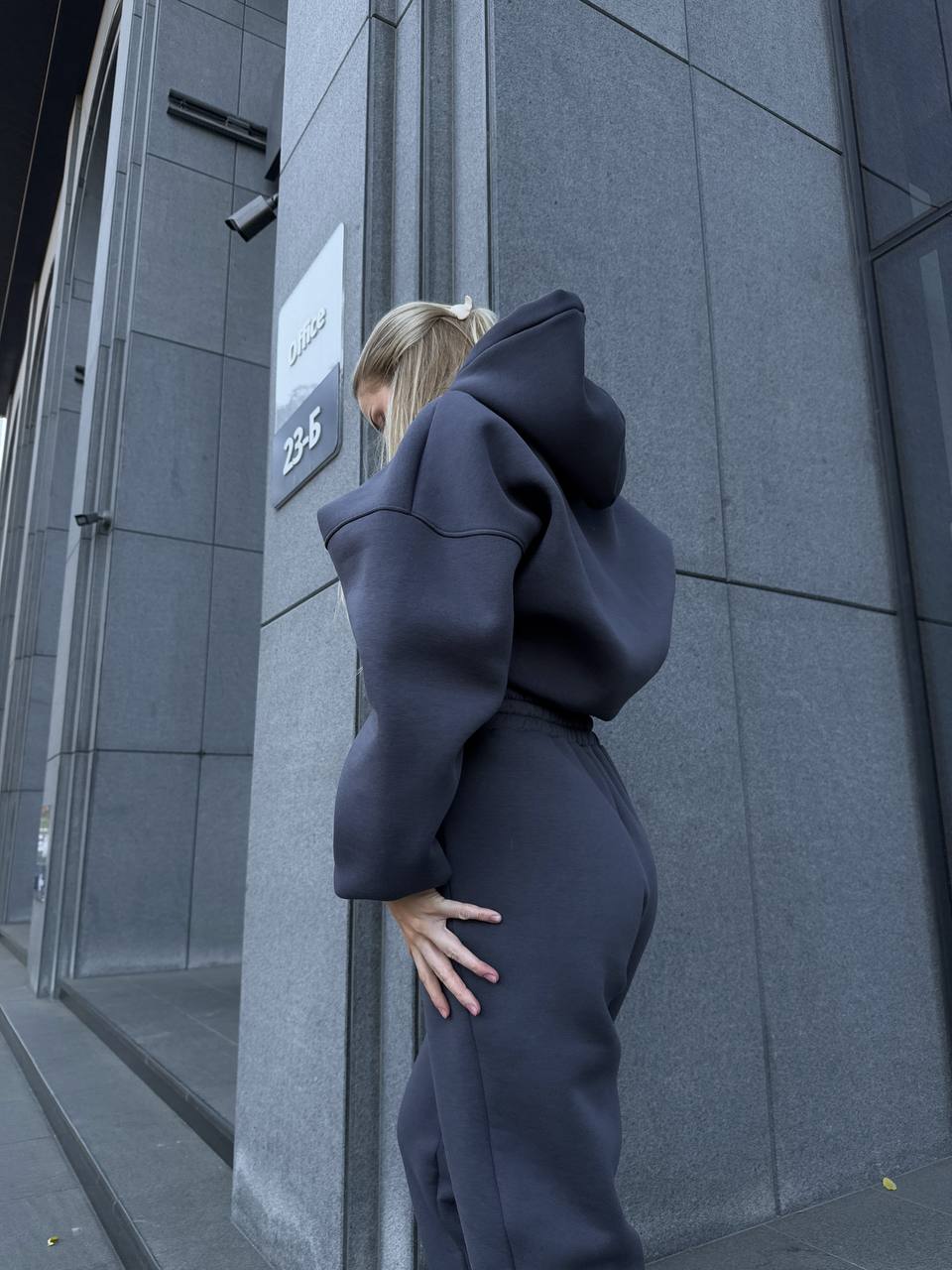 Женский теплый костюм с капюшоном графитового цвета 34511