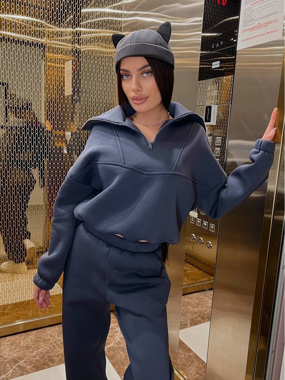 Жіночий теплий костюм з капюшоном графiтового кольору 35437