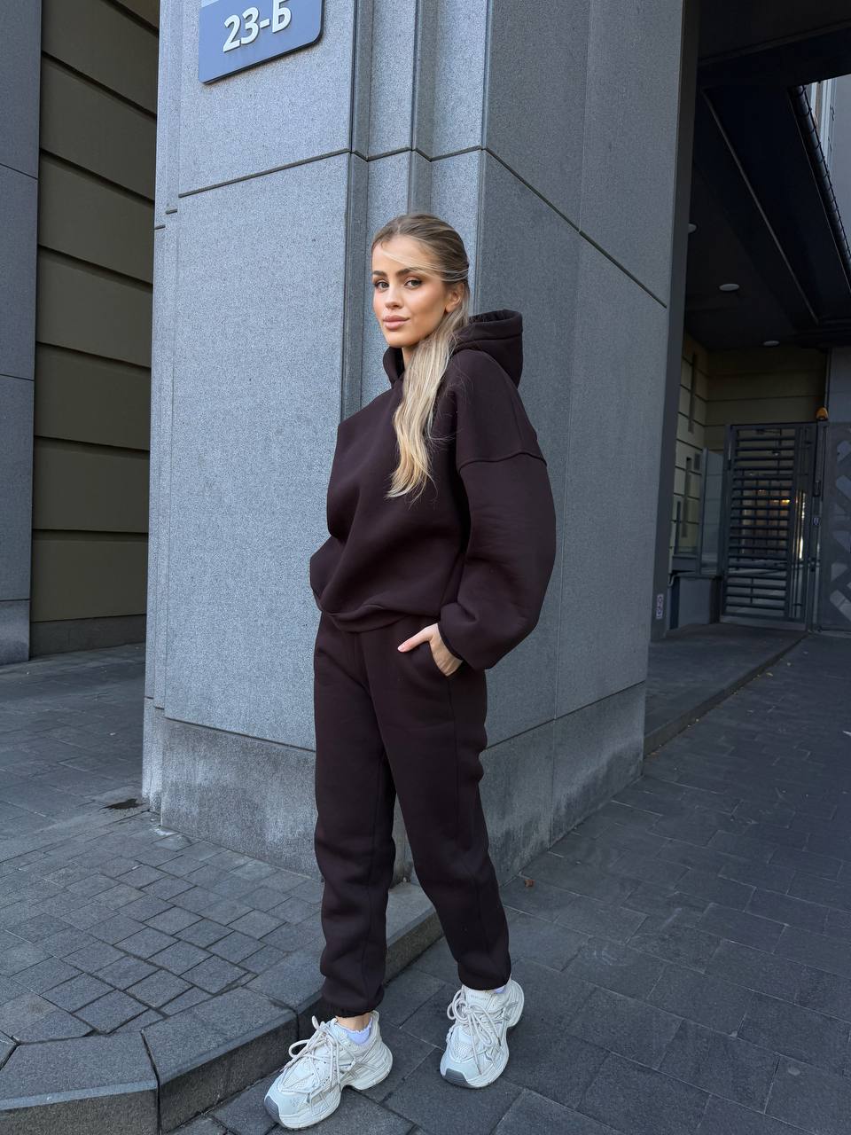 Жіночий теплий костюм з капюшоном коричневого кольору 34517