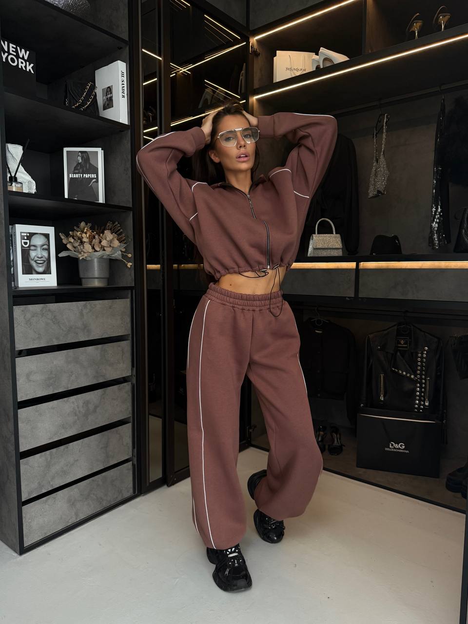 Жіночий теплий костюм з капюшоном коричневого кольору 35274