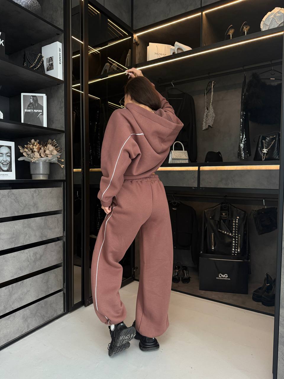 Жіночий теплий костюм з капюшоном коричневого кольору 35274