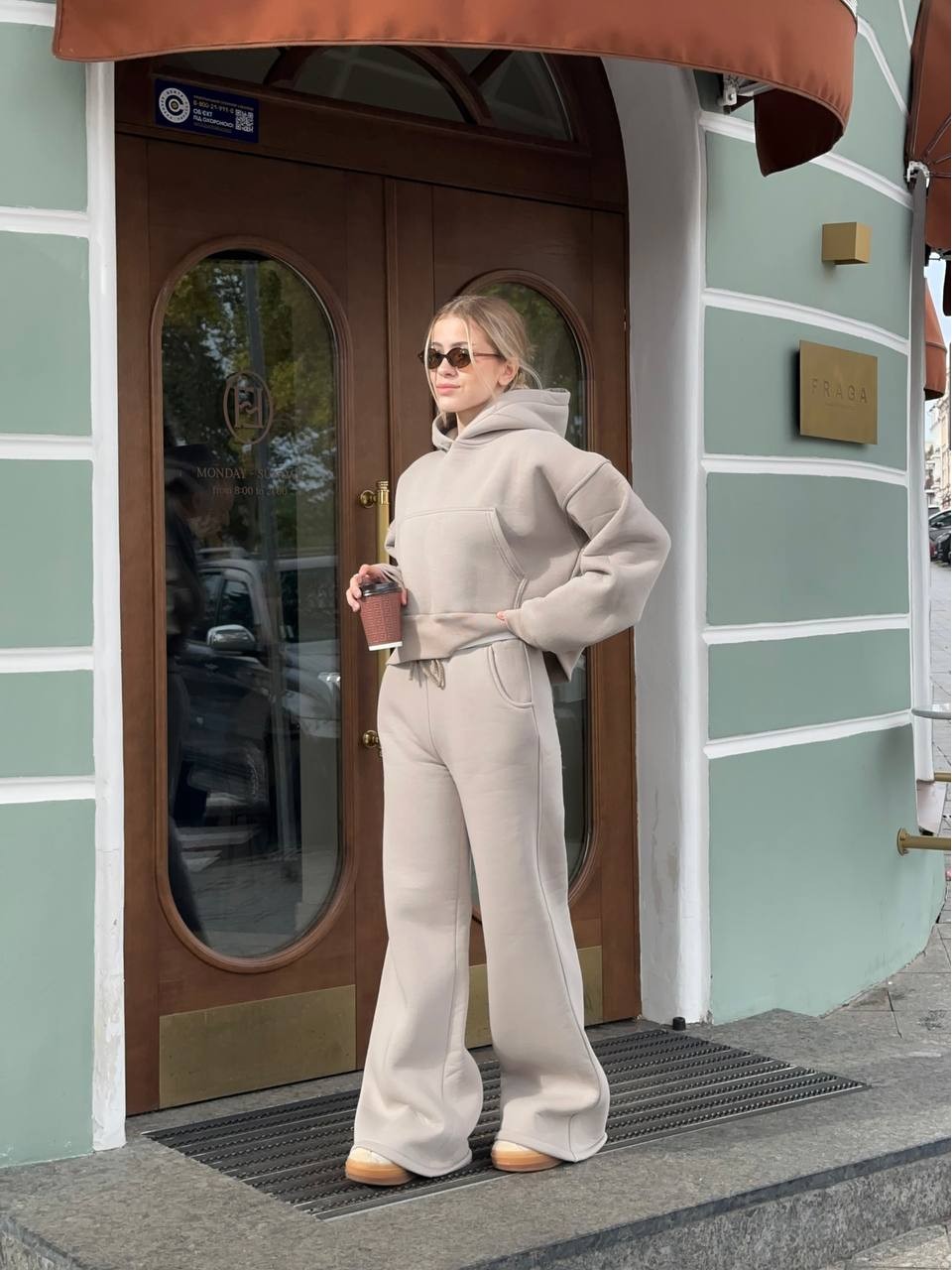 Женский теплый костюм с капюшоном бежевого цвета 35416