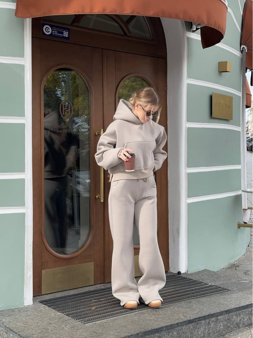 Женский теплый костюм с капюшоном бежевого цвета 35416