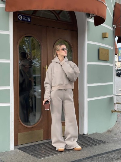 Жіночий теплий костюм з капюшоном бежевого кольору 35416