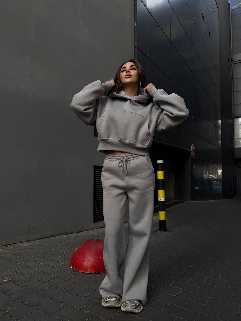 Жіночий теплий костюм з капюшоном графiтового кольору 35157