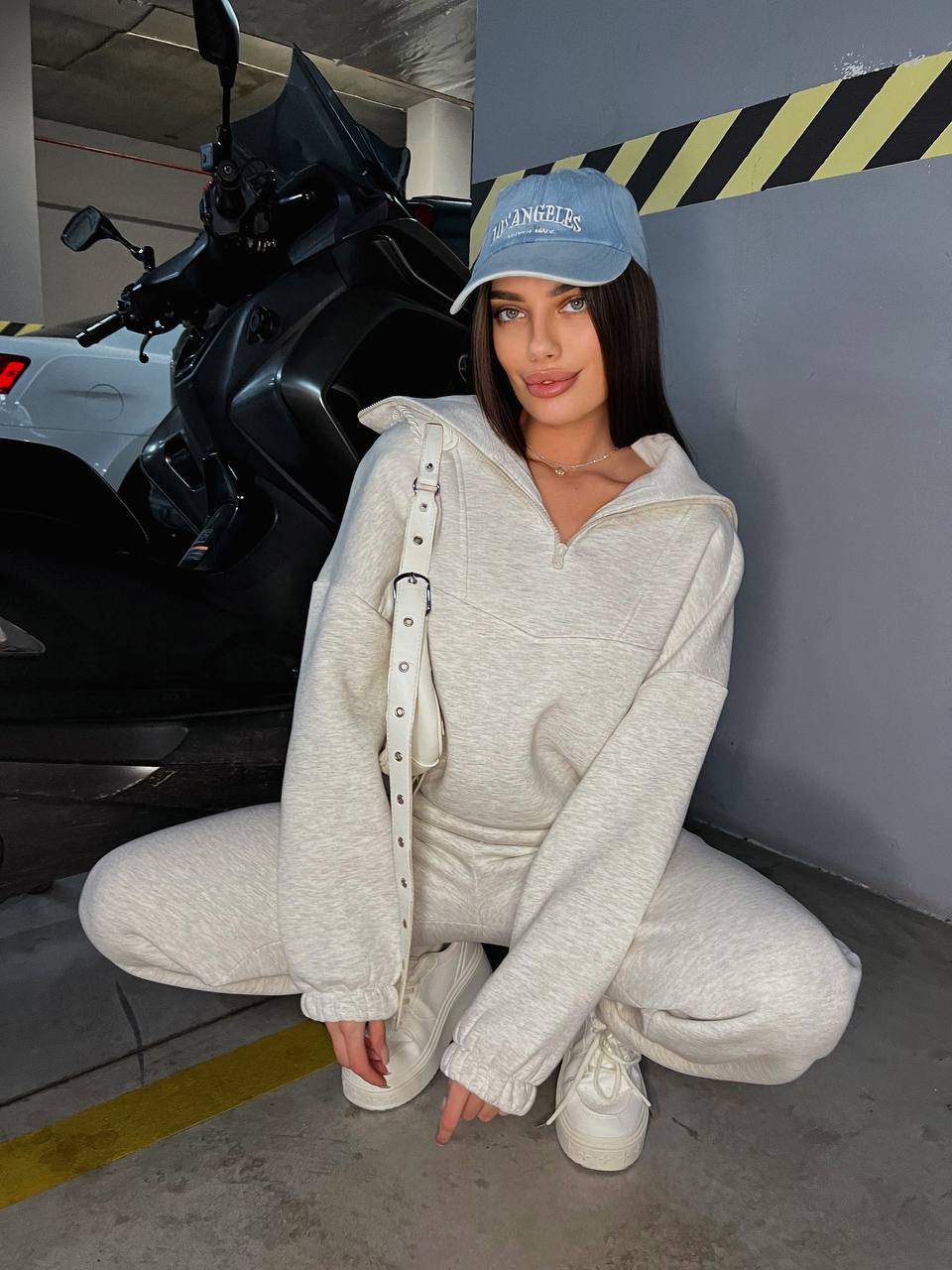 Жіночий теплий костюм з капюшоном сiрого кольору 35434