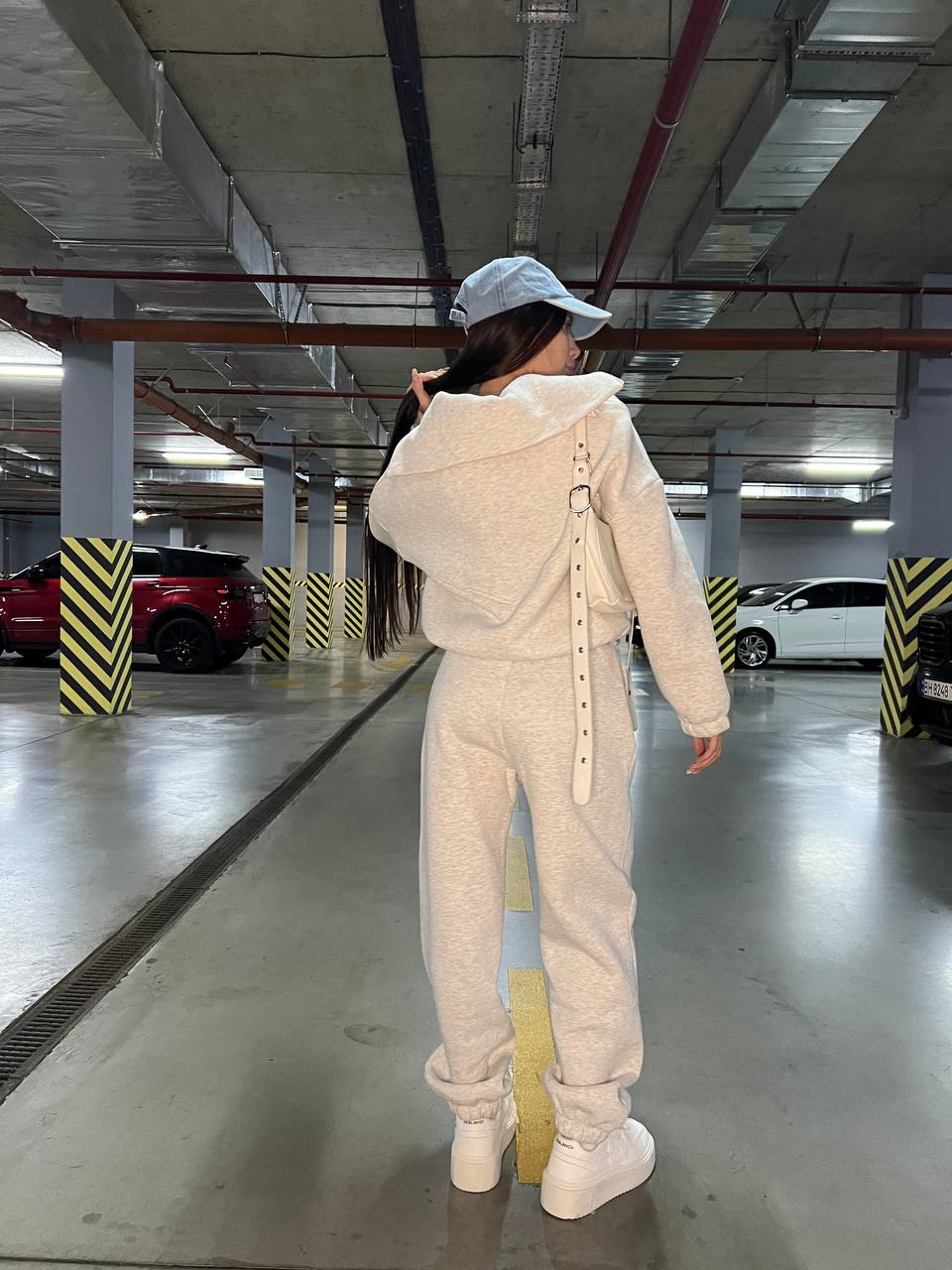 Жіночий теплий костюм з капюшоном сiрого кольору 35434