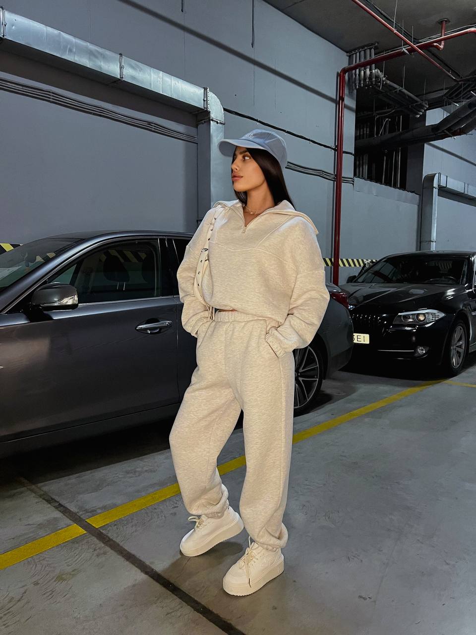 Жіночий теплий костюм з капюшоном сiрого кольору 35434