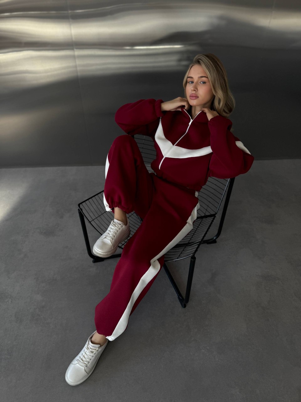 Жіночий теплий костюм з лампасами червоного кольору 35211