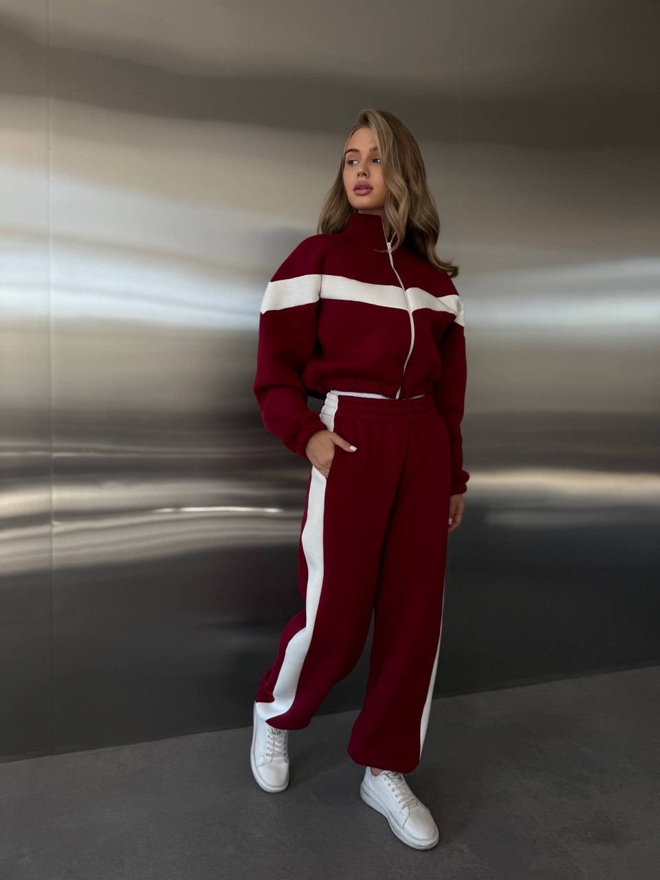 Жіночий теплий костюм з лампасами червоного кольору 35211