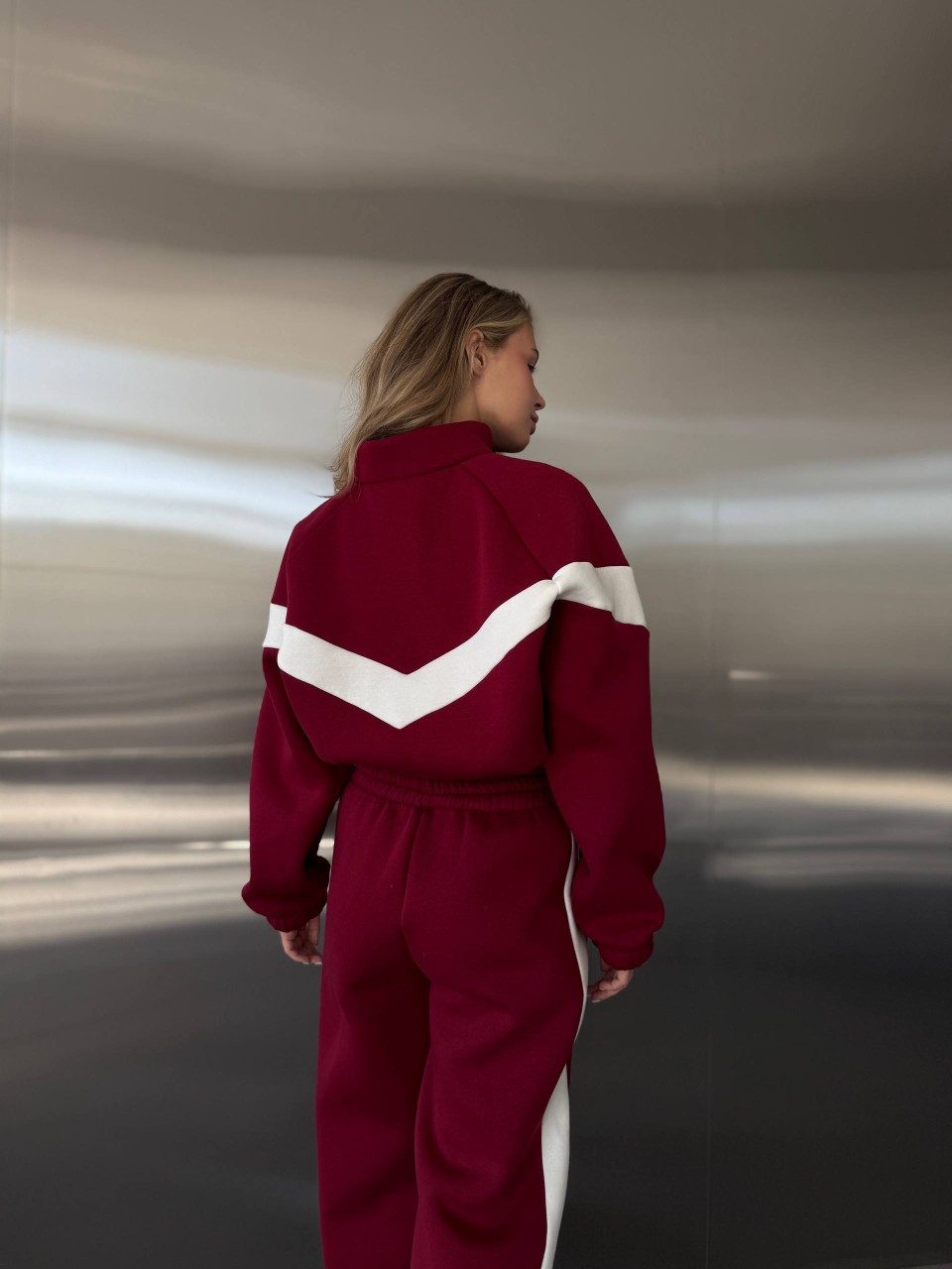 Жіночий теплий костюм з лампасами червоного кольору 35211