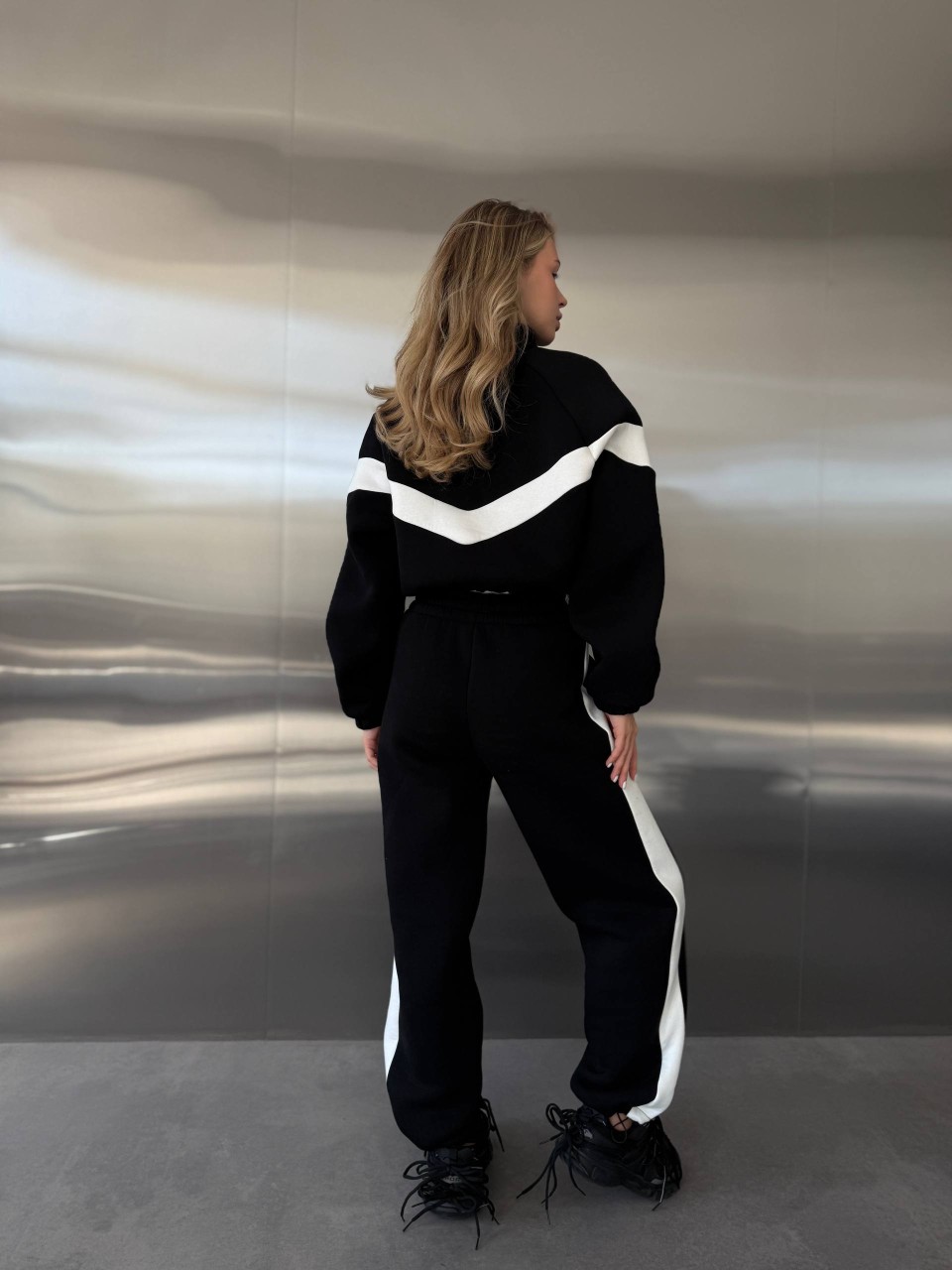 Жіночий теплий костюм з лампасами чорного кольору 35212