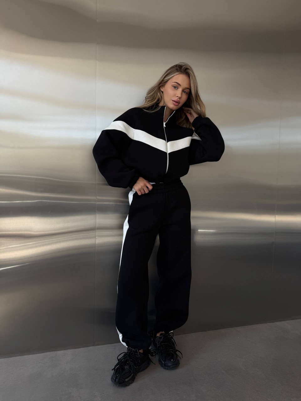 Жіночий теплий костюм з лампасами чорного кольору 35212