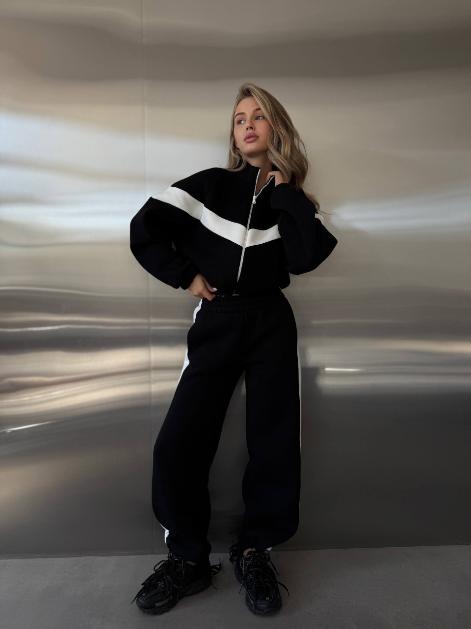 Жіночий теплий костюм з лампасами чорного кольору 35212