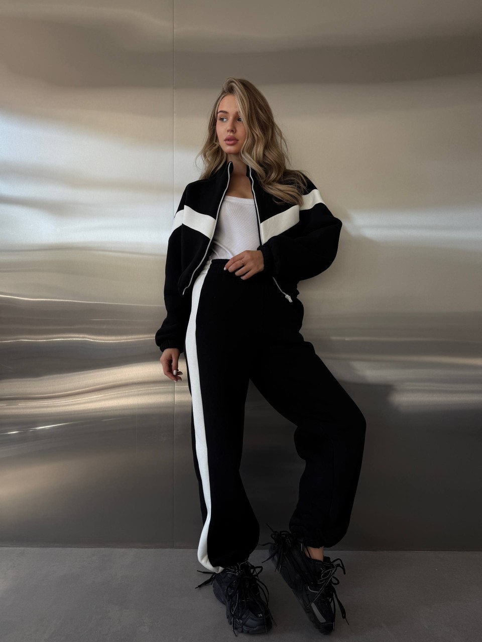 Жіночий теплий костюм з лампасами чорного кольору 35212