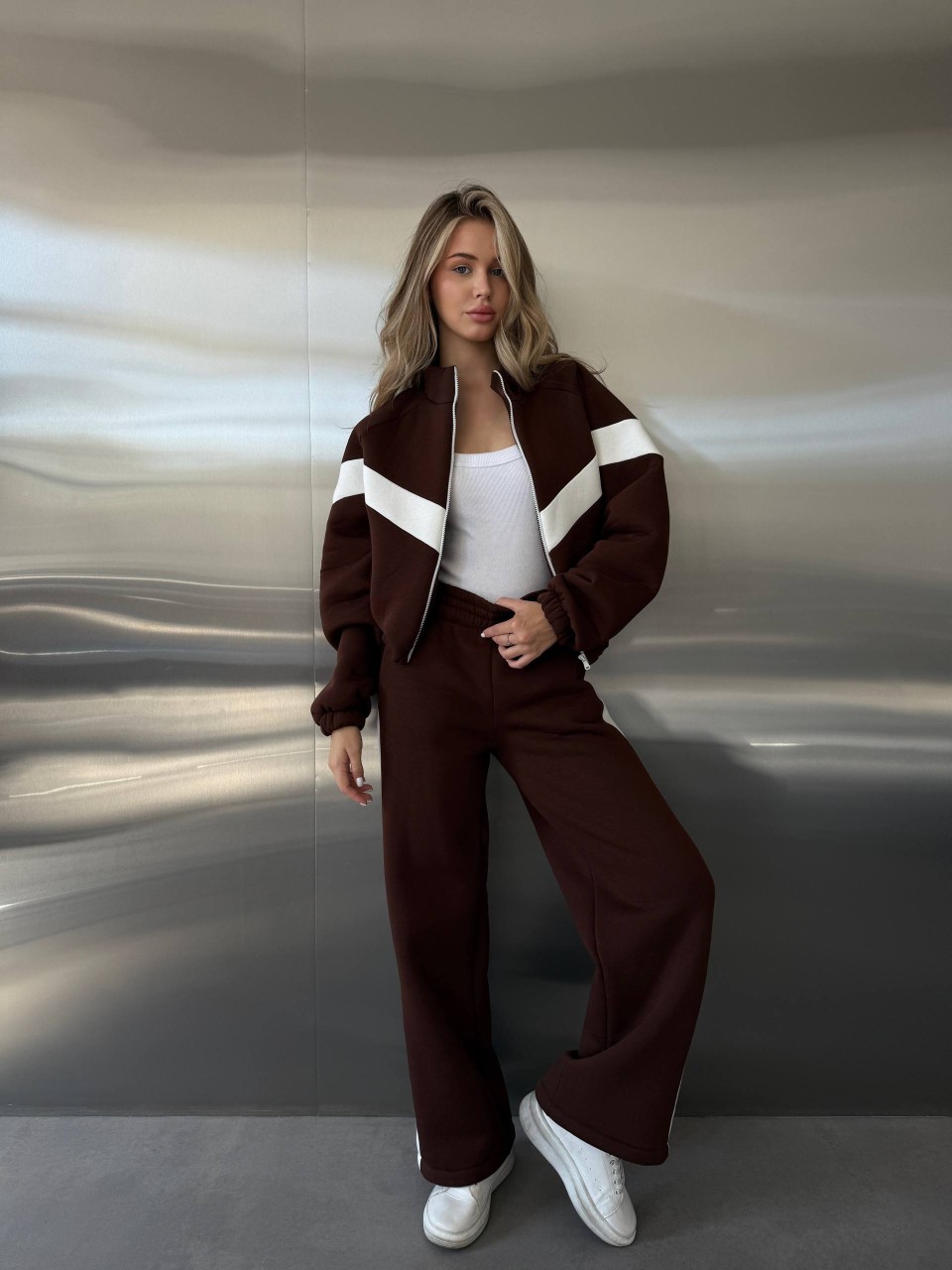 Жіночий теплий костюм з лампасами коричневого кольору 35210