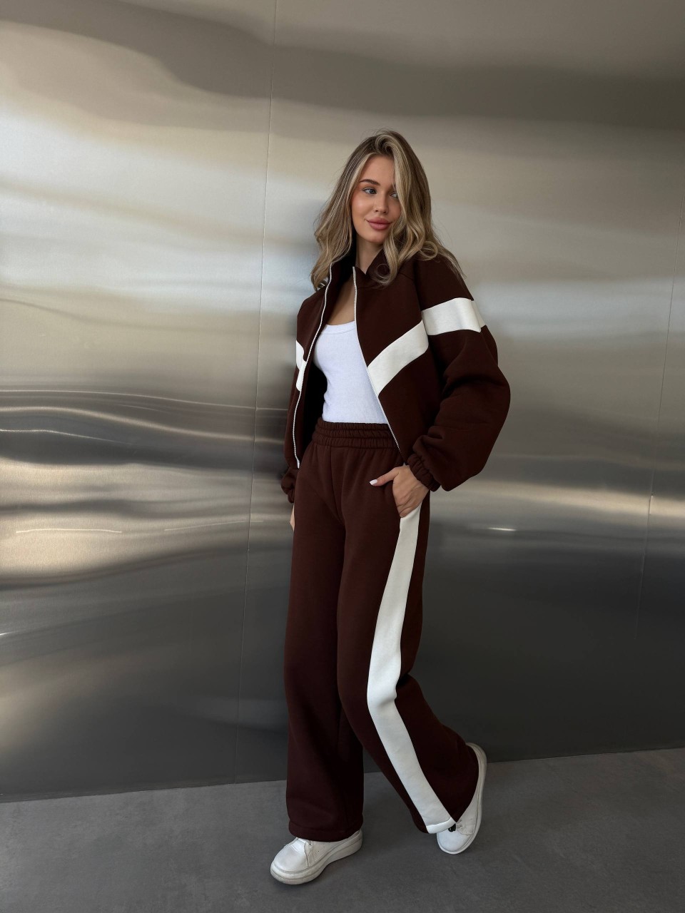 Жіночий теплий костюм з лампасами коричневого кольору 35210