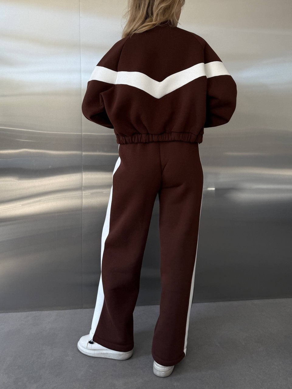 Жіночий теплий костюм з лампасами коричневого кольору 35210