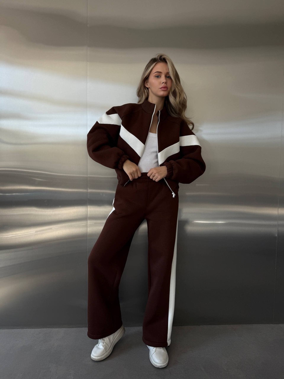 Жіночий теплий костюм з лампасами коричневого кольору 35210