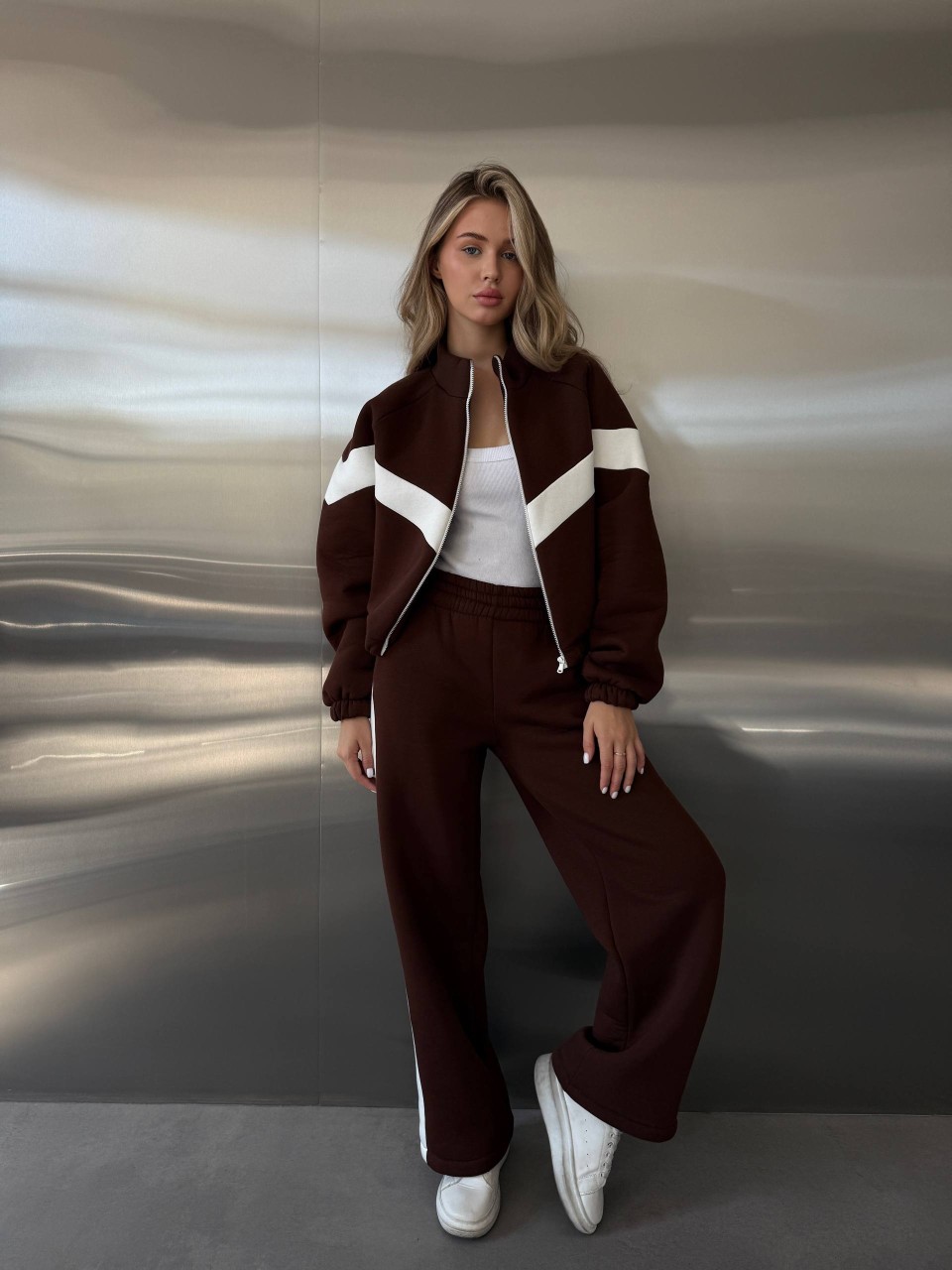 Жіночий теплий костюм з лампасами коричневого кольору 35210