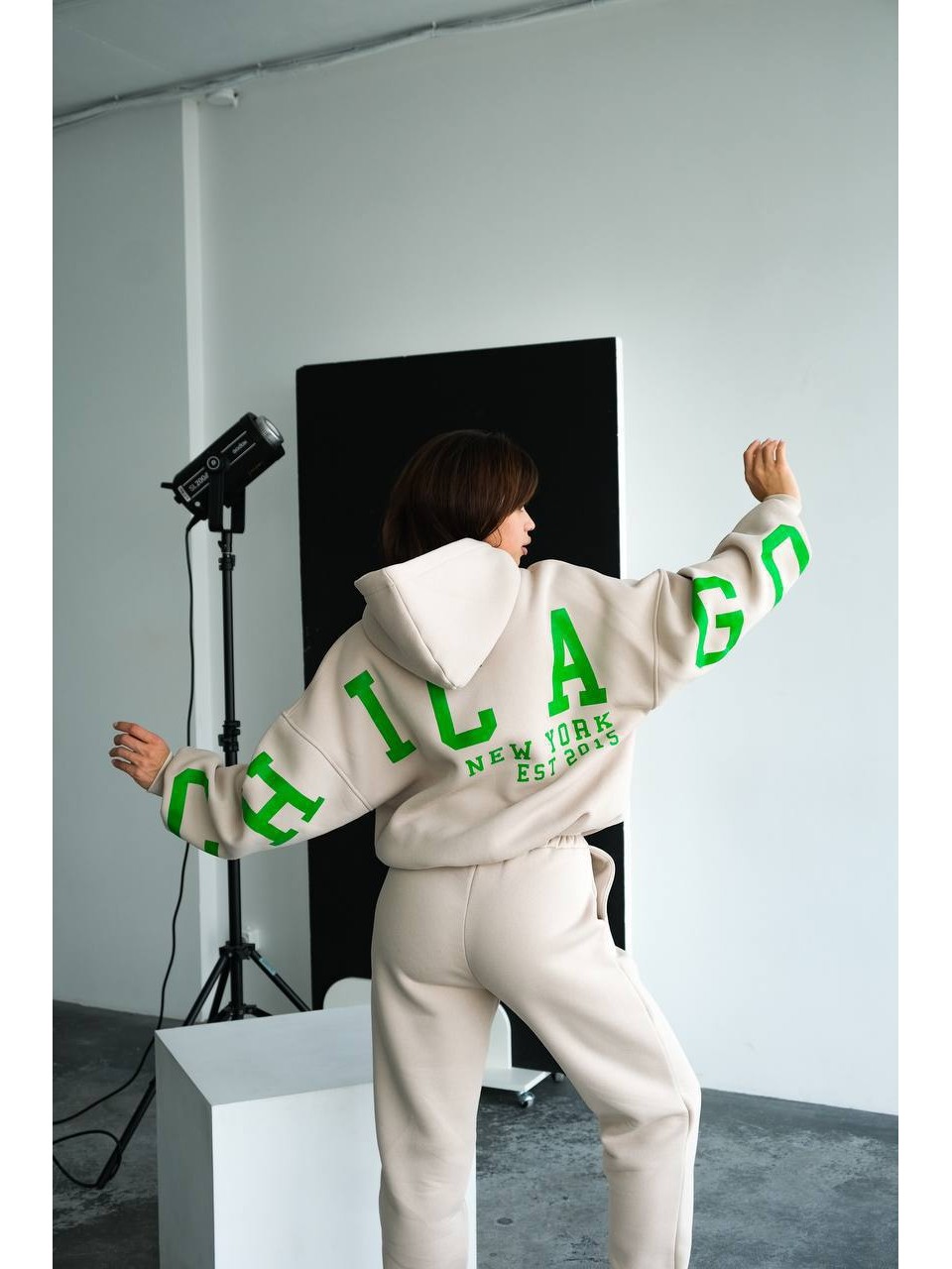 Жіночий теплий костюм з написом бежевого кольору 34214