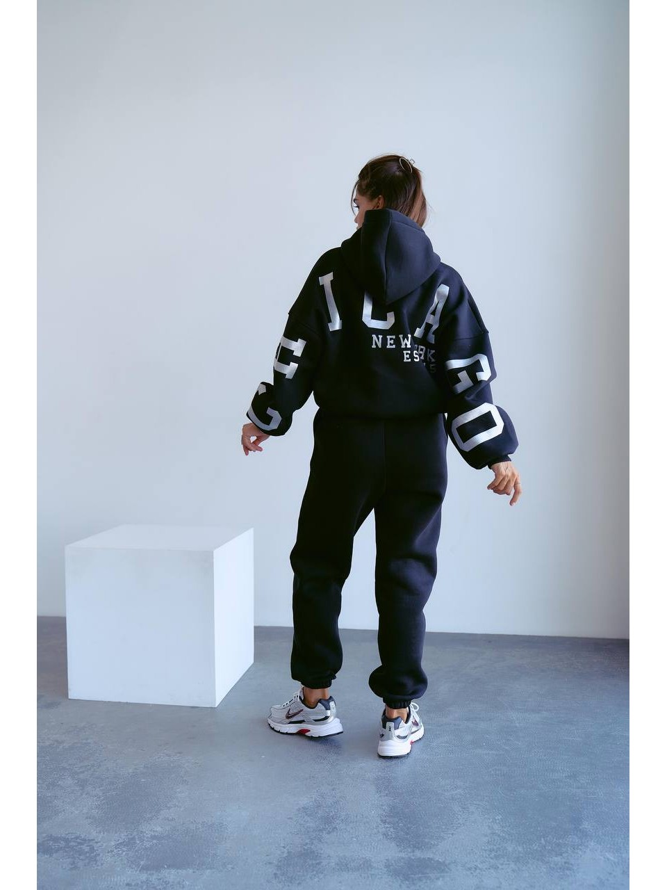 Жіночий теплий костюм з написом чорного кольору 34213