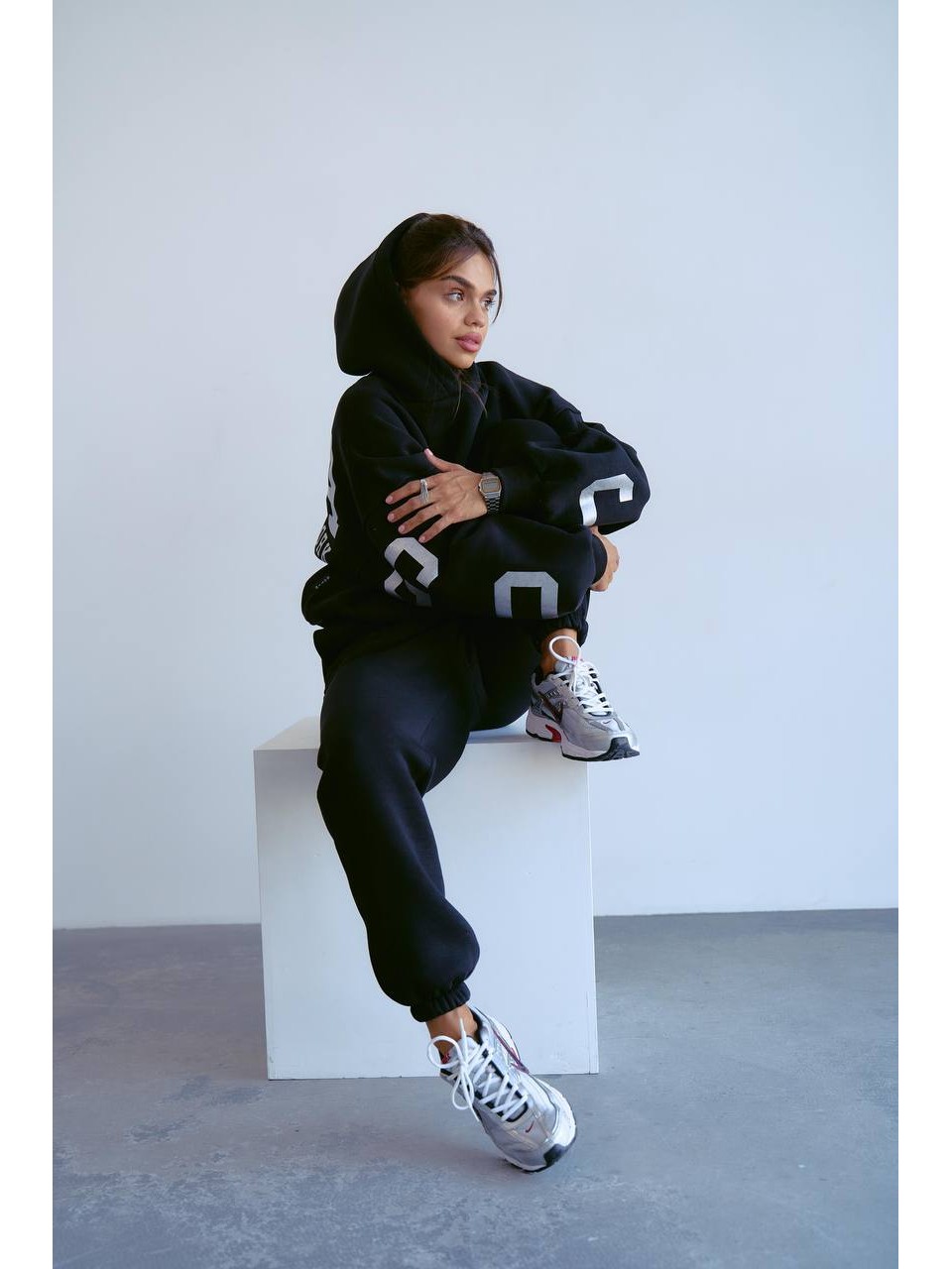 Жіночий теплий костюм з написом чорного кольору 34213