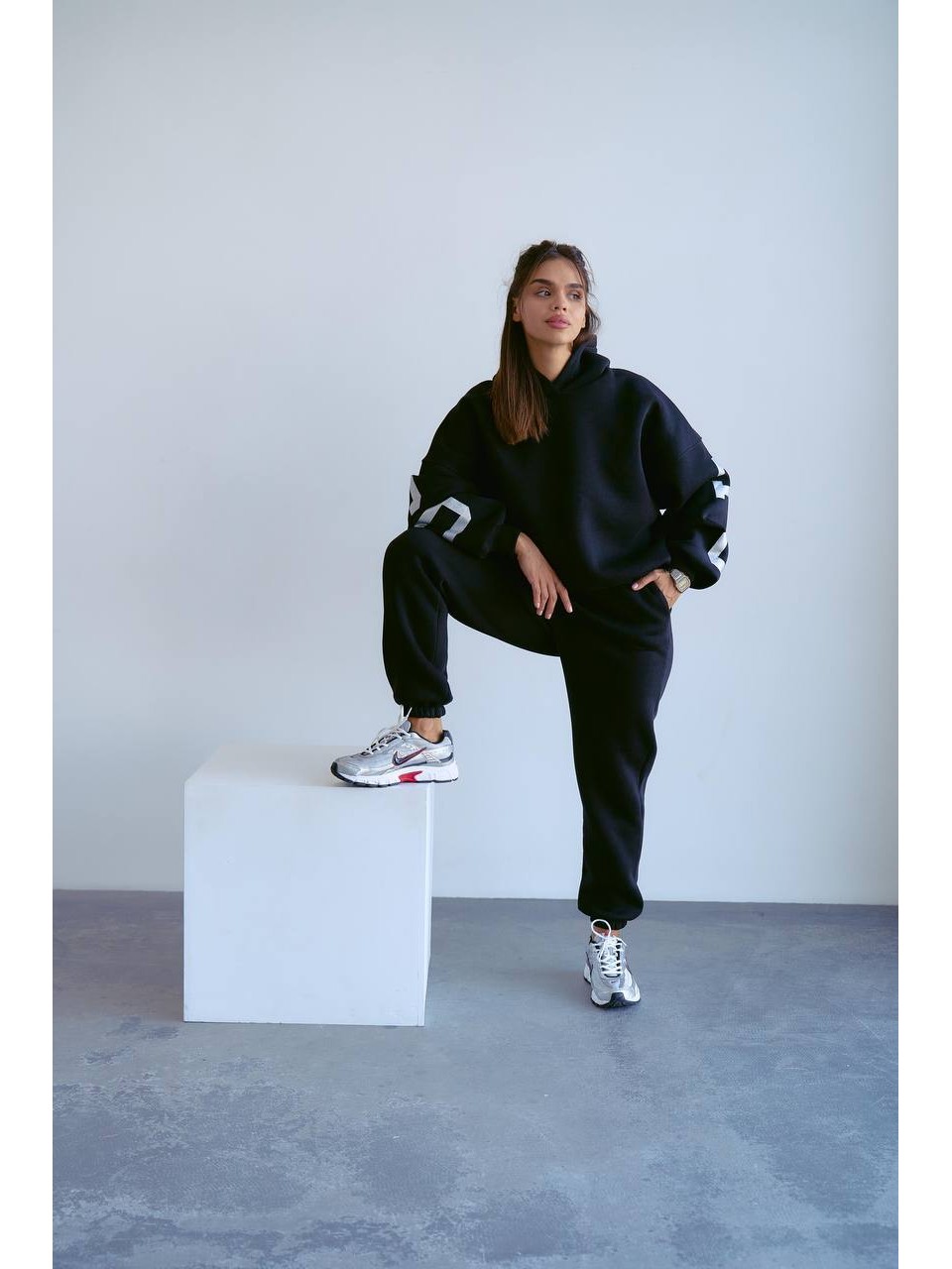 Жіночий теплий костюм з написом чорного кольору 34213