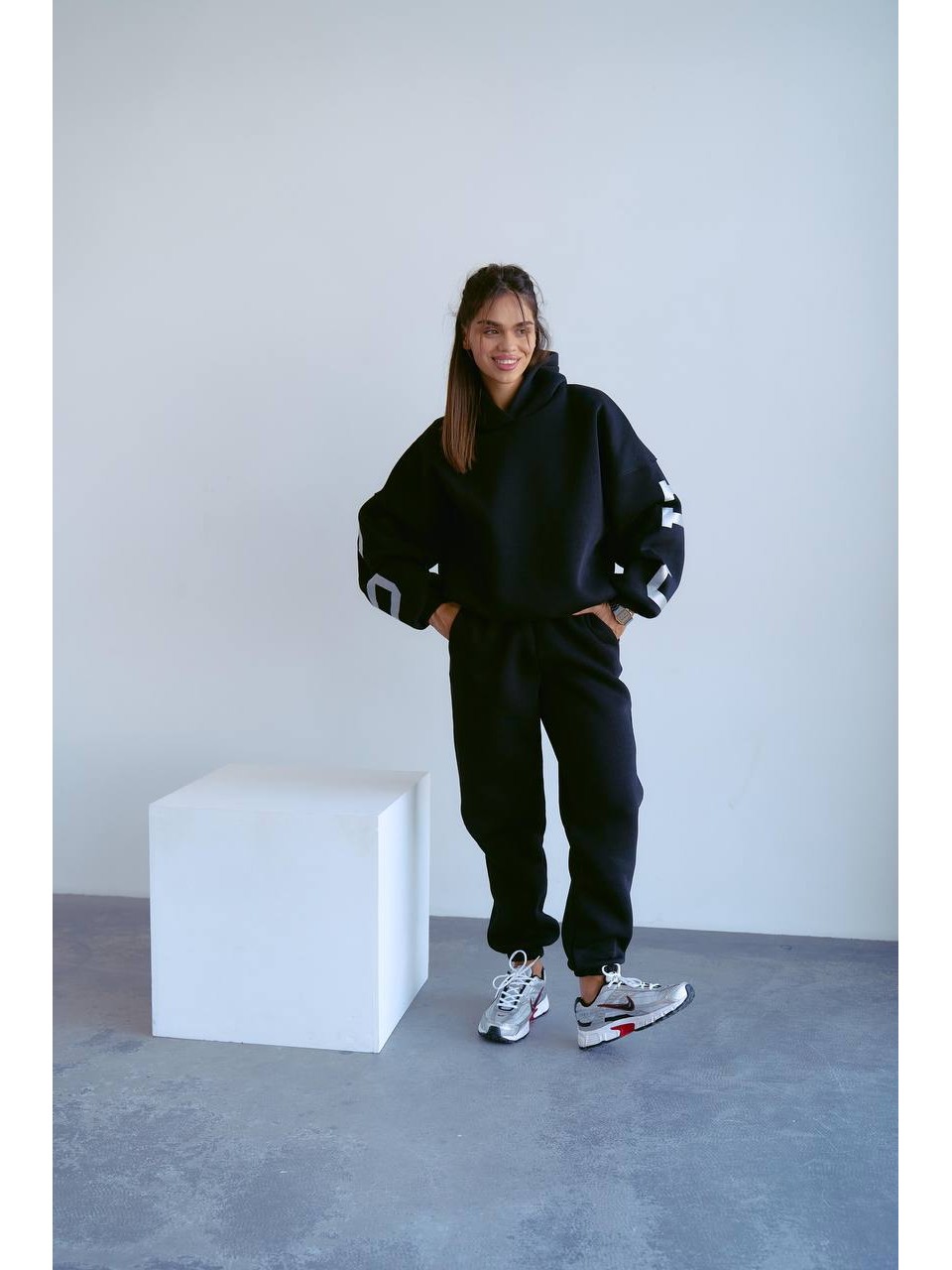 Жіночий теплий костюм з написом чорного кольору 34213