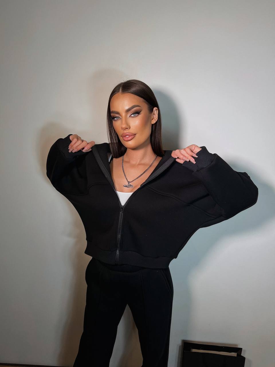 Жіночий теплий костюм з написом чорного кольору 35430