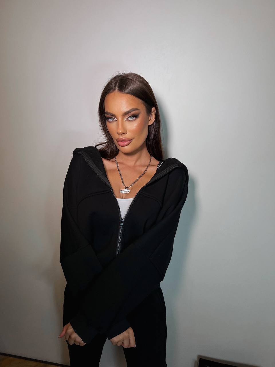 Жіночий теплий костюм з написом чорного кольору 35430