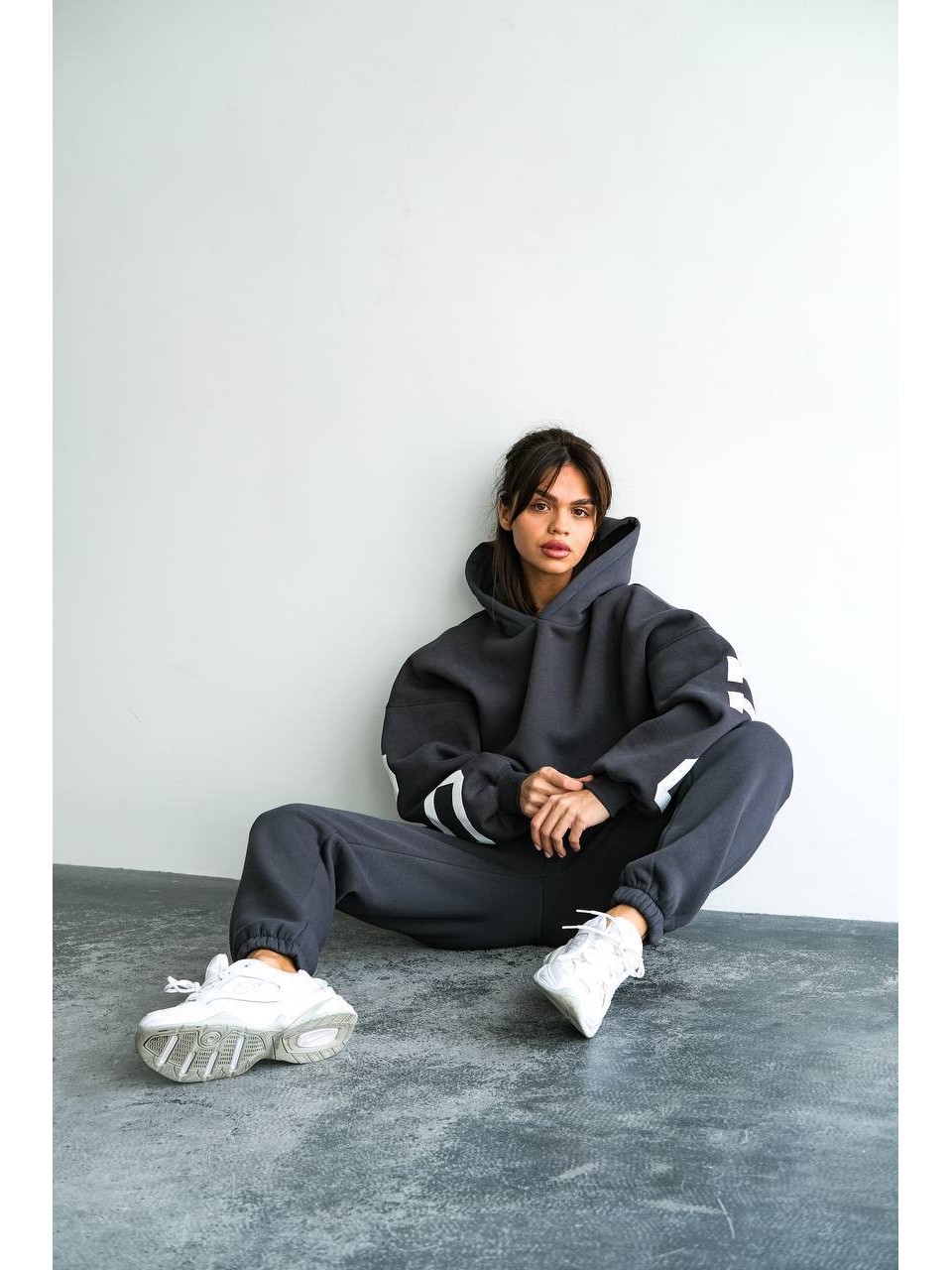 Жіночий теплий костюм з написом графiтового кольору 34218