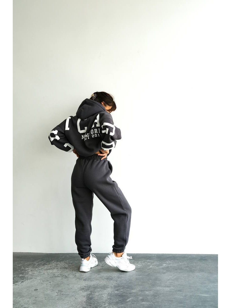 Жіночий теплий костюм з написом графiтового кольору 34218