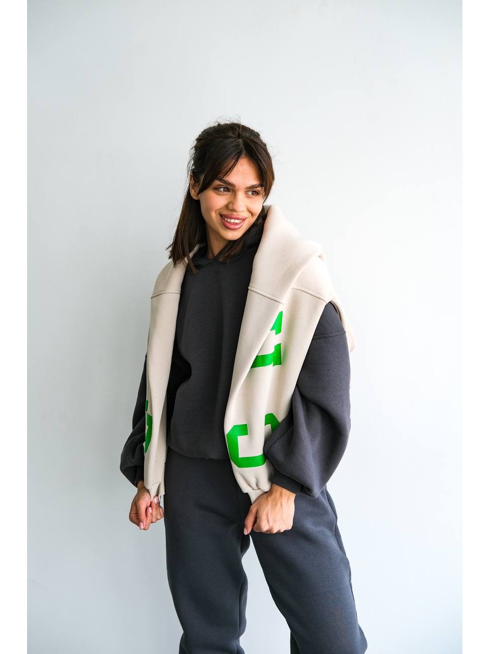 Жіночий теплий костюм з написом графiтового кольору 34218