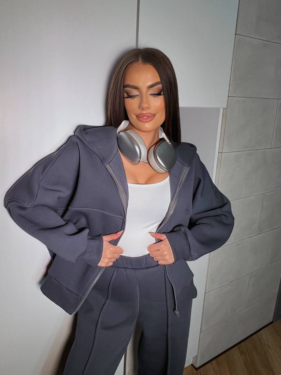 Жіночий теплий костюм з написом графiтового кольору 35429