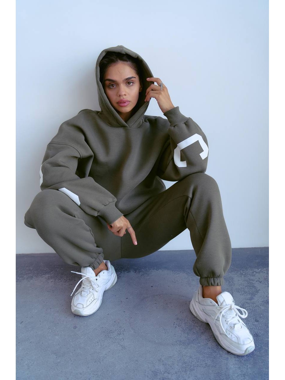 Женский теплый костюм с надписью цвета хаки 34219