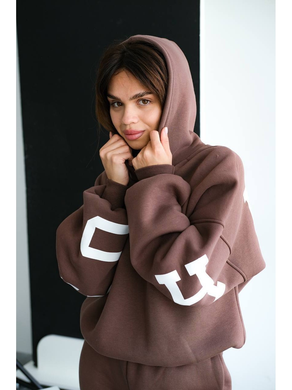 Жіночий теплий костюм з написом коричневого кольору 34216