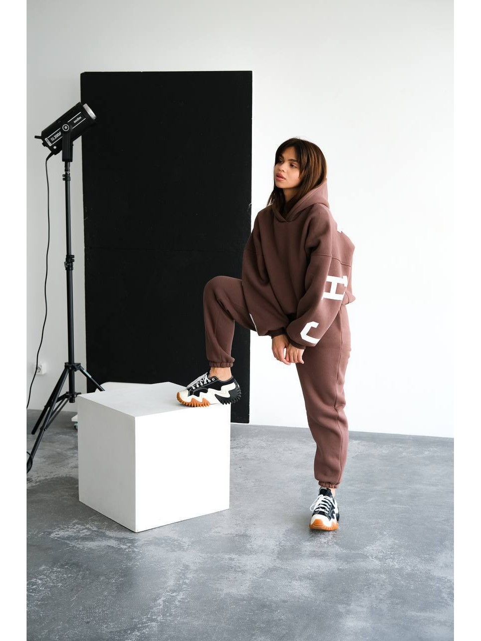 Жіночий теплий костюм з написом коричневого кольору 34216