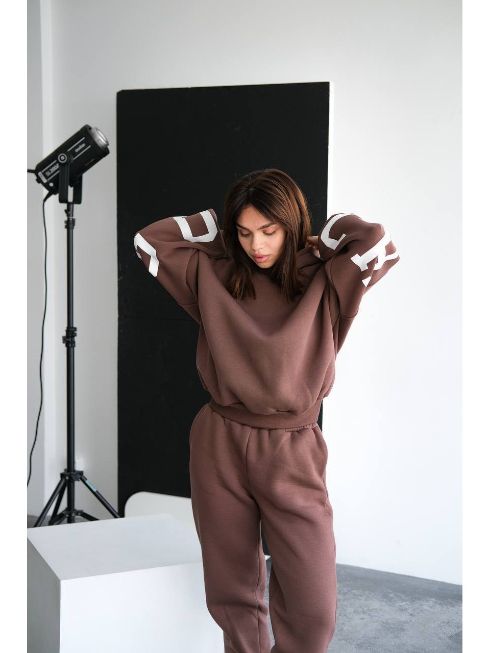 Жіночий теплий костюм з написом коричневого кольору 34216